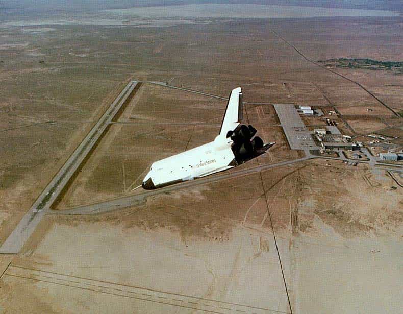 Le 10 octobre 1977, la navette Enterprise (le prototype, qui vient d'être largué d'un Boeing 747) se pose pour la première fois sur la piste de la base militaire d'Edwards, dans le désert de Mojaves, en Californie. © Nasa