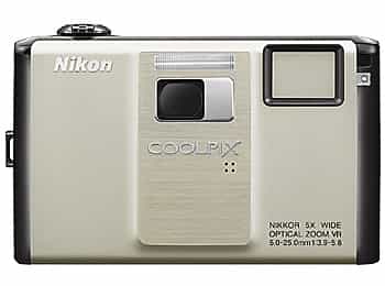 Le Coolpix 1000pj, un objectif en plus pour projeter les images sur une feuille bien blanche dans une pièce bien noire. © Nikon
