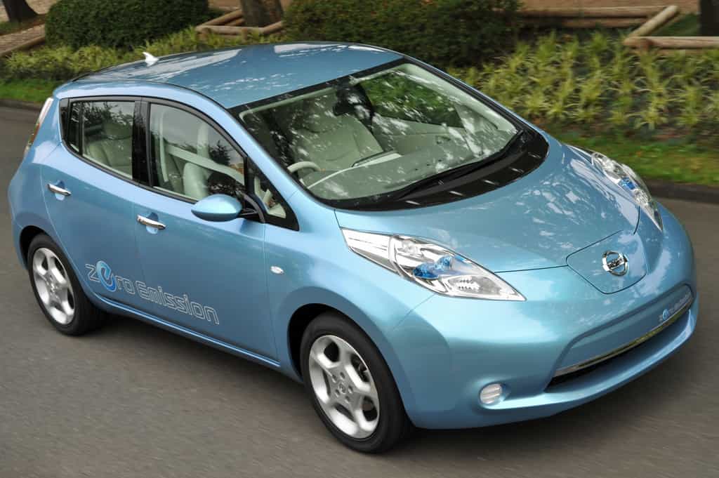 La Nissan Leaf : une puissance de 80 kilowatts, soit environ 110 chevaux, pour une autonomie de 160 kilomètres. Un système de communication automatisé reste en contact avec le réseau des bornes de chargement et l'ordinateur préviendra en cas de risque de panne sèche en pleine nature. © DR