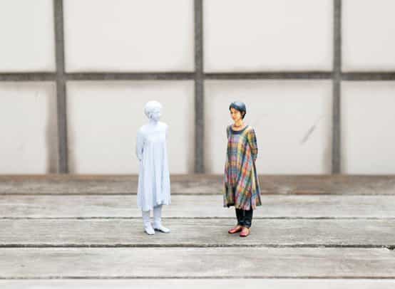 Une fois la statuette créée par l'imprimante 3D, elle devra être délicatement peinte pour en faire une effigie présentable. © Omote 3D Shashin Kan