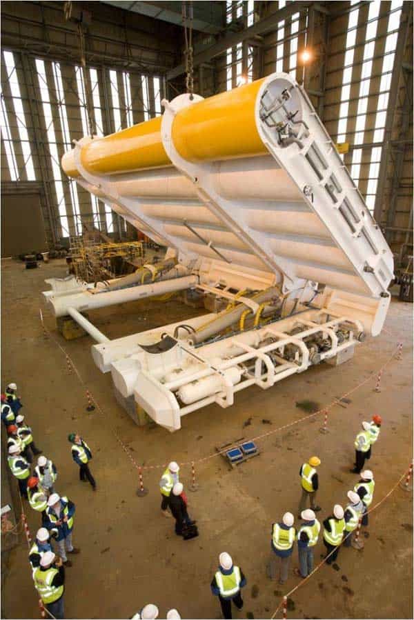 Ce générateur Oyster (huître) qui convertit l’énergie des vagues en électricité fera partie des projets qui visent à exploiter l’énergie des mers aux abords des îles Orcades, en Ecosse. © Aquamarine Power