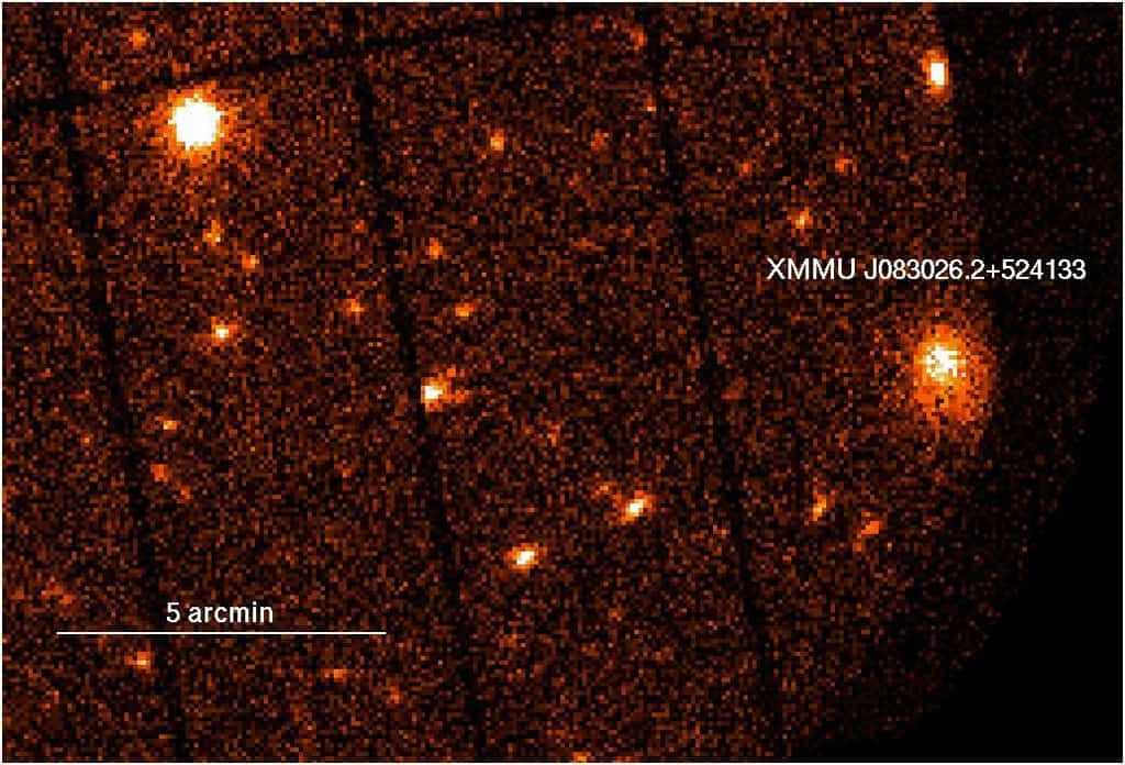 A droite de cette image de routine, prise dans le domaine X par le spectro-imageur Epic de XMM Newton, apparaît un objet étonnamment brillant. © ESA XMM-Newton/EPIC/G. Lamer