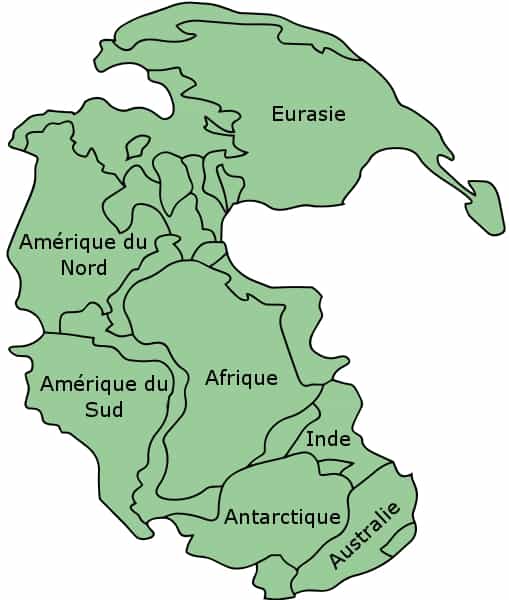 La fin du Paléozoïque a été marquée par la formation de la Pangée, un supercontinent dont le centre se situait au niveau de l’équateur durant le Permien. Ici, elle est présentée avec les noms des continents ou régions continentales actuels. © Kieff, Wikimedia Commons, cc by sa 3.0