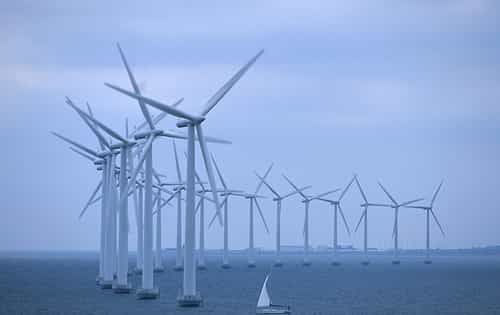Les éoliennes offshore bénéficient de vents plus constants que les éoliennes terrestres. La mise en réseau de ces parcs permet de produire de l’électricité de manière continue et avec une amplitude de variations plus faible. © Less Salty,&nbsp;Wikimedia Commons, cc by&nbsp;sa 3.0