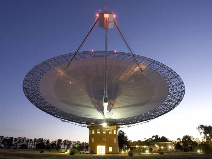 Le radiotélescope de Parkes a été combiné à d'autres radiotélescopes australiens pour des expériences de VLBI en 2007 dans le but d'écouter Gliese 581. © Shaun Amy (CSIRO Parkes Observatory) 
