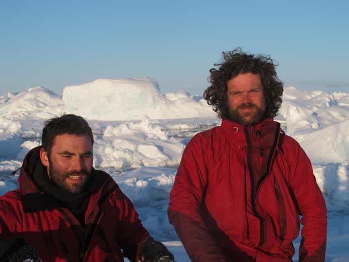 Dernière image de l'expédition Pôle Nord 2012. Julien Cabon (à droite) et Alan Le Tressoler, le 2 avril, attendent au Spitzberg leur départ vers le pôle Nord géographique. © Pôle Nord 2012