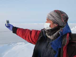 Alan Le Tressoler, un compteur Geiger à la main, mesure la radioactivité de l'air ambiant. C'est l'une des missions de l'expédition Pôle Nord 2012. © Pôle Nord 2012