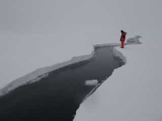 Alan Le Tressoler au bord d'un nombreux bras de mer qui, actuellement, fissurent la banquise. © Pôle Nord 2012