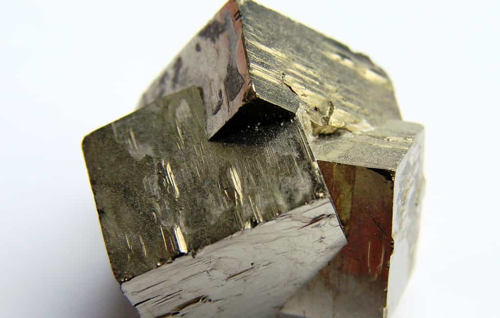 Cristal de pyrite composé de trois macles. © Vassil, Wikimedia Commons, domaine public