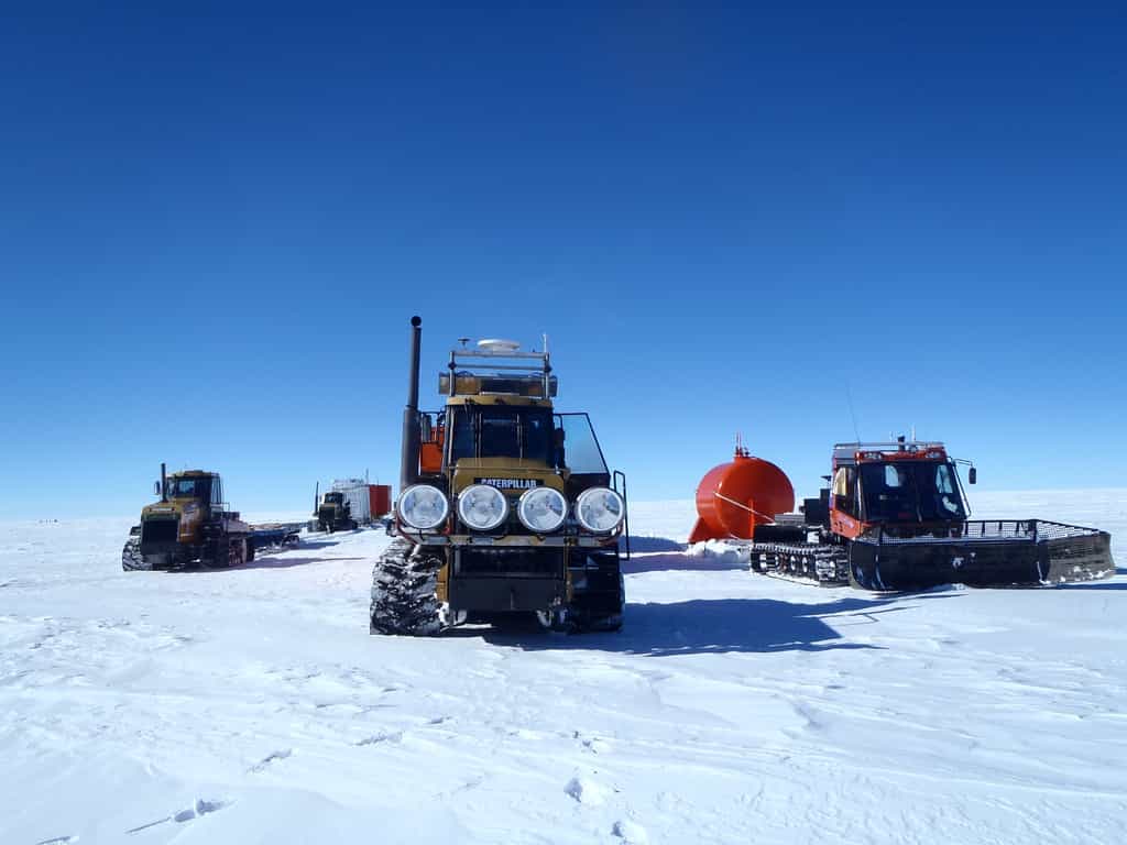 Ensemble du convoi du raid scientifique en Antarctique mené durant l’été austral 2011/2012. Le matériel a été acheminé par voie maritime jusqu’à la station française Dumont d’Urville (en Terre Adélie) au départ de l’Australie. Il a ensuite rejoint la base Concordia par voie terrestre (1.100 km). © Gregory Teste, LGGE