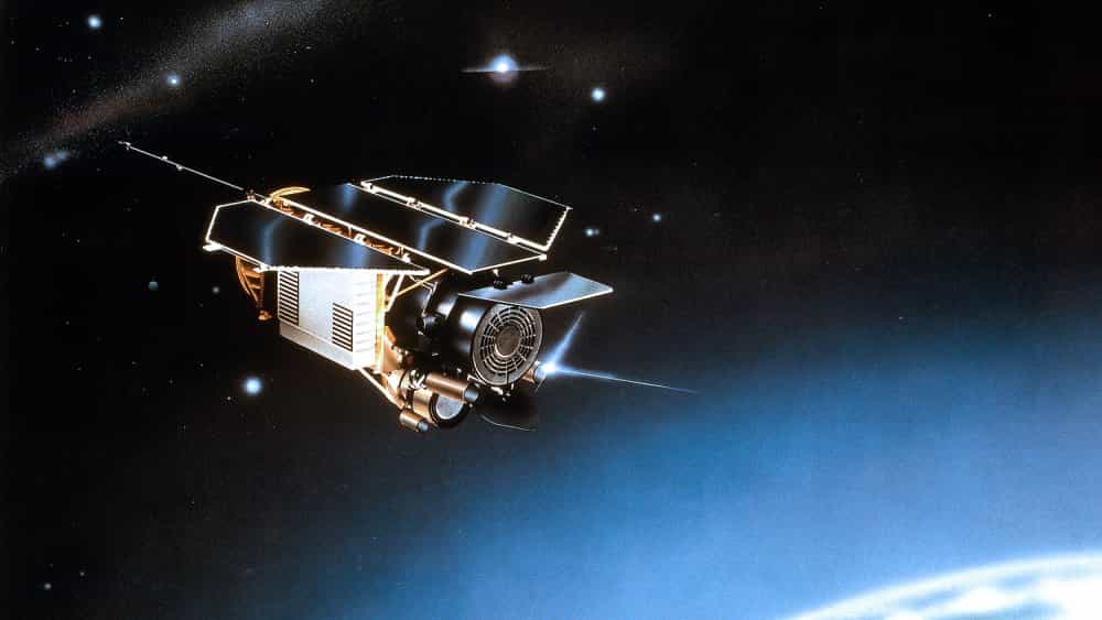 Le satellite Rosat, pour Roentgen Satelliten, 2,4 tonnes au lancement ; 2,20 x 4,70 x 8,90 mètres, a travaillé entre 1990 et 1999 sur l'observation du ciel en rayons X. Fin 1998, un problème est survenu dans le contrôle d'attitude. Le détecteur X a été exposé aux rayons solaires, et détruit. Sans possibilité de réparer depuis le sol ni de rétablir la trajectoire, la mission Rosat a été interrompue début 1999. © EADS/Astrium