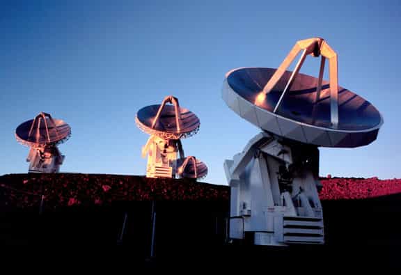 Les antennes du Smithsonian's Submillimeter Array au sommet du Mauna Kea à Hawaï. Crédit : Harvard-Smithsonian Center for Astrophysics