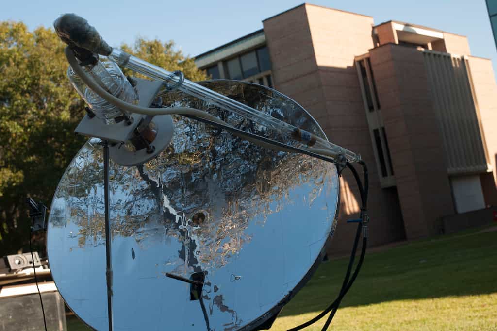 Zoom sur le dispositif de vapeur solaire, le nouveau dispositif présenté cette semaine par le Laboratory for Nanophotonics. Des nanoparticules ajoutées dans l'eau absorbent l'énergie solaire et chauffent les particules d'eau. À tel point que ce système peut transformer de l'eau gelée en vapeur d'eau en quelques secondes. © Jeff Fitlow