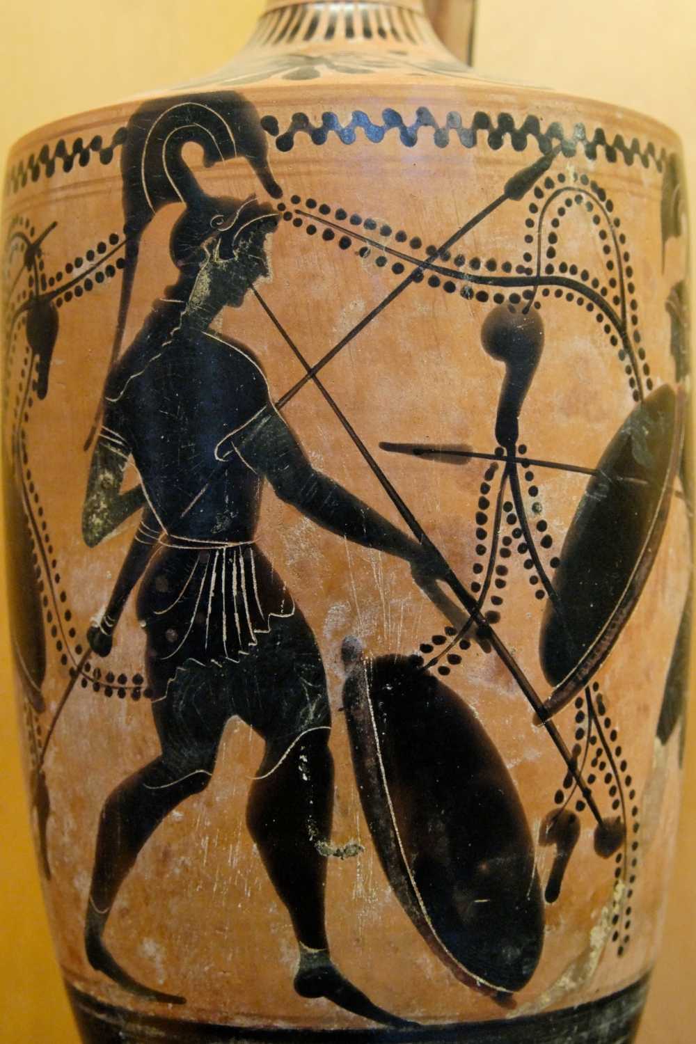 Un hoplite sonne la salpinx... Dessin gravé sur un lécythe attique (vase à huiles parfumées), fin du VIe siècle ou début du Ve siècle av. J.-C. © Wikimedia Commons