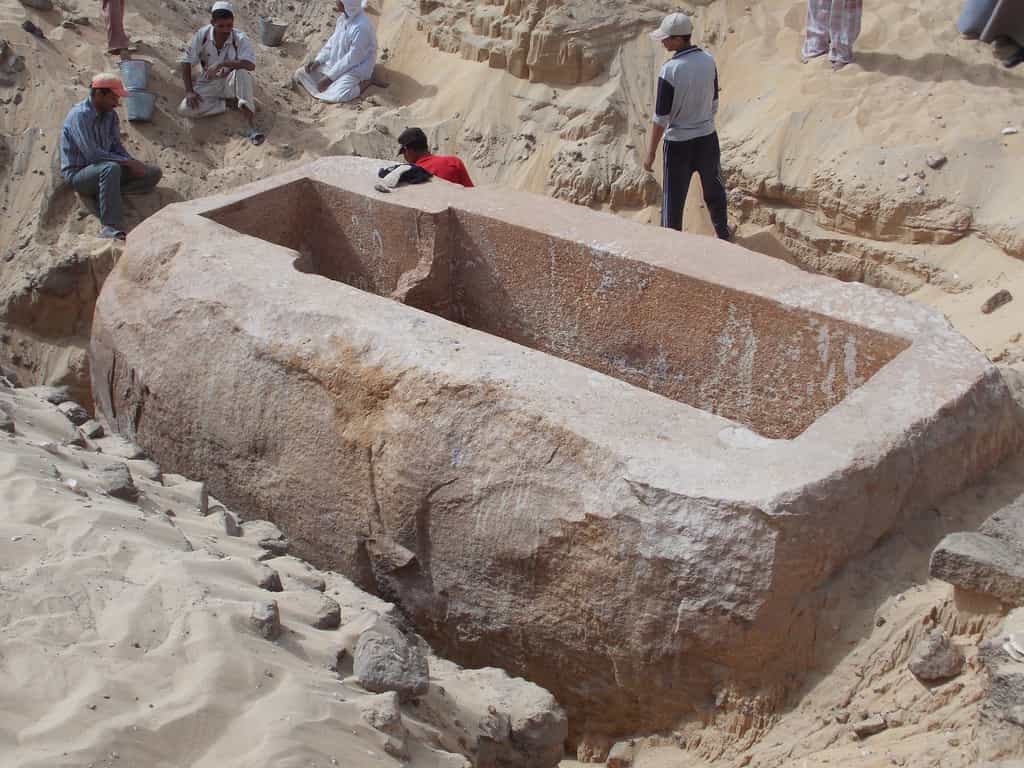 En juin 2013, l'équipe du Penn Museum a mis au jour ce sarcophage en quartzite, qui a dû être réalisé pour un roi de Sobekhotep, probablement Sobekhotep Ier, vers 1780 avant J.-C., durant la 13e dynastie. Les recherches alentour ont conduit à la découverte d'un autre pharaon, jusque-là inconnu, Woseribre Senebkay, qui aurait vécu vers 1650-1600 avant J.-C. © Josef Wegner, Penn Museum