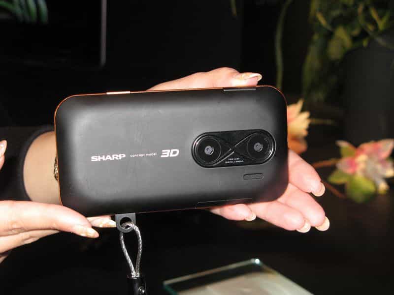 On dirait un smartphone mais c'est un appareil photo. Ce prototype de Sharp, non encore baptisé, est montré à Berlin, à l'IFA 2010. Il peut prendre des images en relief grâce à ses deux objectifs et ses deux capteurs et les afficher sur l'écran 3D installé au dos. © Nikkei Electronics