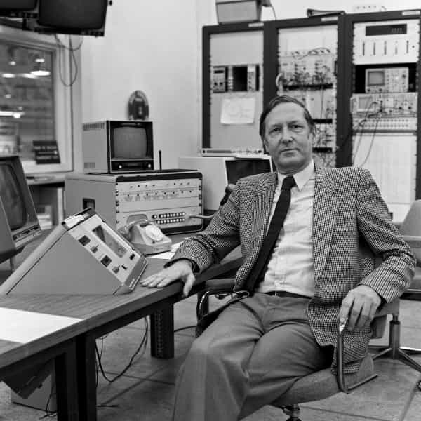 Simon van der Meer (1925-2011) dans la salle de contrôle du AA. © Cern Geneva