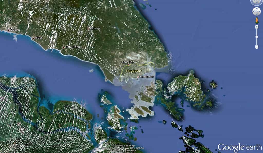 Singapour est un territoire de 699 km2 et formé de 64 îles. La principale, Pulau Ujong, est enclavée au sud de la péninsule malaise, dont la cité-État importe une partie de son eau. © Google Earth