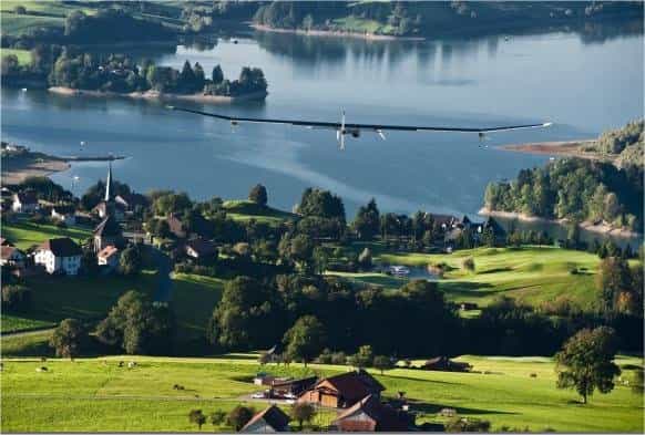 Le 21 septembre 2010, le HB-SIA, l'avion solaire de Solar Impulse, survolait une autre montagne, la chaîne des Alpes, pour un tour de Suisse. On le voit ici peu avant son atterrissage sur l'aéroport de Genève-Cointrin. © Solar Impulse
