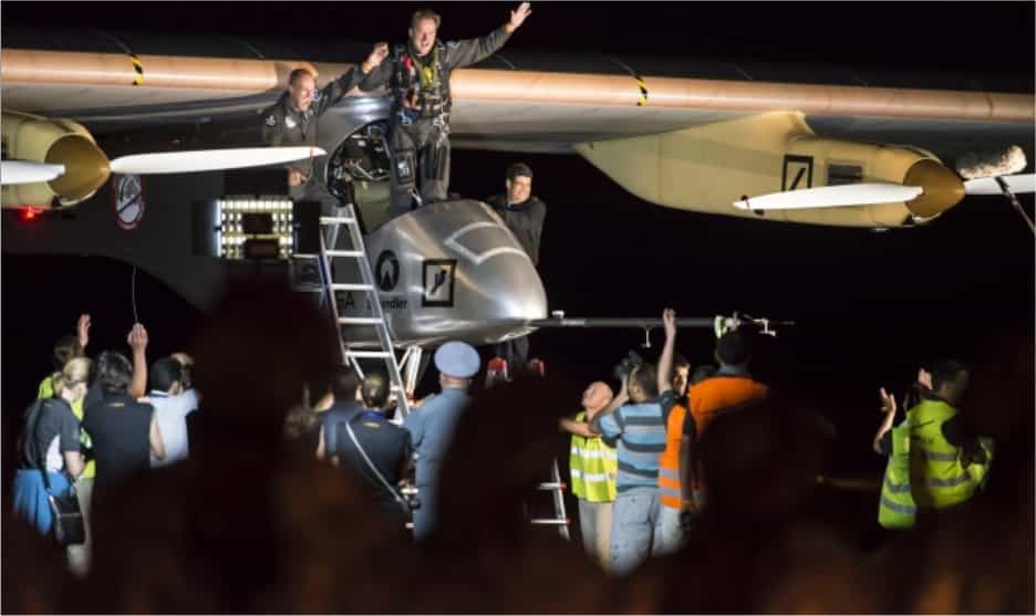 Il est un peu plus de minuit à Ouarzazate ce 22 juin 2012. André Borschberg s'extrait du cockpit de l'avion solaire HB-SIA où il vient de passer plus de 17 heures après son décollage de Rabat-Salé. © Solar Impulse