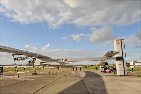 Le 6 novembre 2009, un étrange avion, immatriculé HB-SIA, sort d'un hangar de l'aérodrome militaire de Dübendorf. Cet immense appareil (63,40 mètres d'envergure), pour seulement 1,6 tonne, est un concentré d'innovations réalisé par l'équipe du projet Solar Impulse. En 2010, cet avion électrique devrait voler avec la seule assistance de ses cellules photovoltaïques et démontrer ainsi que l'énergie solaire peut être utilisée dans de nombreux domaines. © Solar Impulse