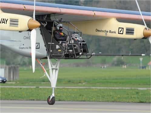 Le cockpit du HB-SIA est ouvert. Pendant son vol de deux heures, ce 22 avril 2010, entre 7 h 38 et 9 h 38, qui a dépassé deux mille mètres au-dessus du niveau de la mer, Markus Scherdel, le pilote d'essai, a eu froid. © Solar Impulse