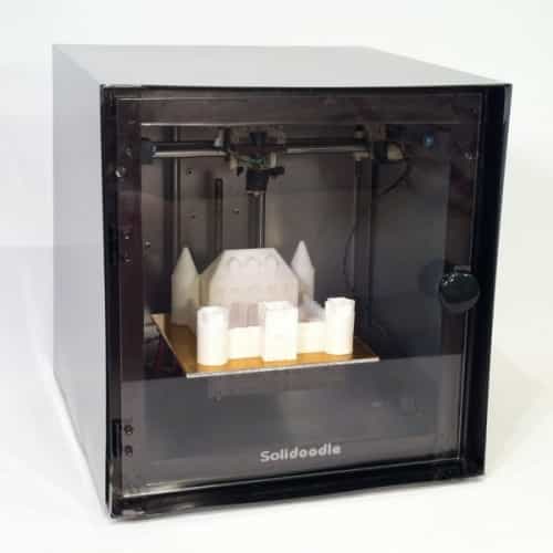 L'imprimante 3D a l'aspect peu avenant d'un four. Elle est capable de générer un objet de 15 cm³ en réalisant des formes en superposant des couches d'une matière plastique.&nbsp;© Solidoodle