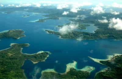 Les îles Salomon sont constituées d'une douzaine d'îles principales et de plus de 990 petites îles. L'archipel se situe dans le sud-ouest de l'océan Pacifique et est exactement positionné sur la faille qui sépare la plaque australienne de la plaque pacifique. La tectonique des plaques est très dynamique, et mercredi 6 février, c'est un séisme de magnitude 8 qui a frappé l'archipel. © Jim Lounsbury
