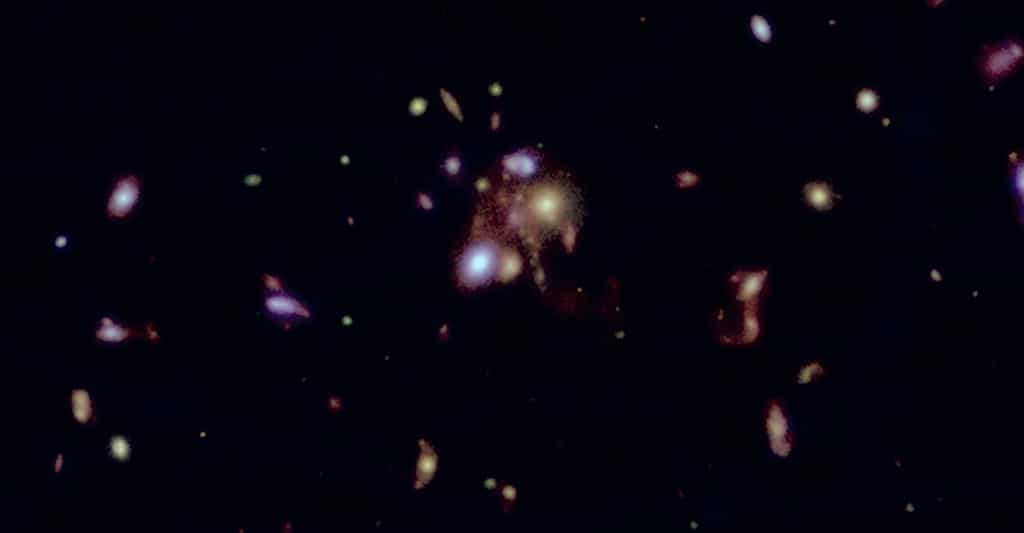 L’amas SpARCS1049 produit 300 fois plus d’étoiles que le nôtre. Le résultat d’un trou noir supermassif dormant au cœur de sa galaxie centrale. © Nasa/STScI