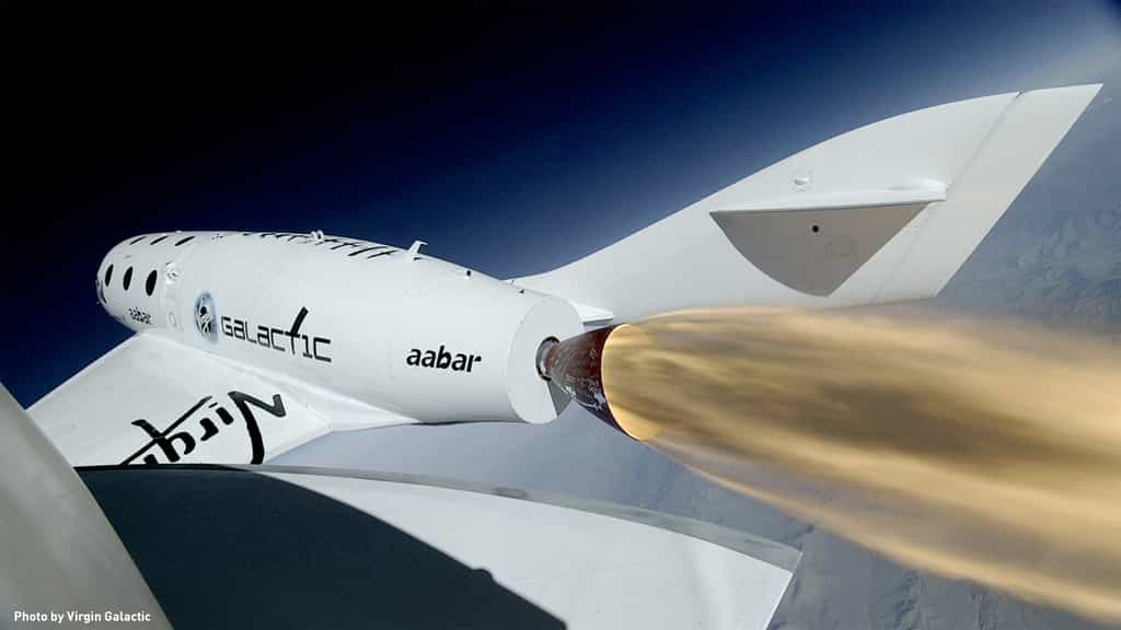 Malgré un premier essai en vol prometteur, le développement du SpaceShipTwo accumule un retard, ce qui reporte au-delà de 2015 l'ouverture du service commercial. © Virgin Galactic