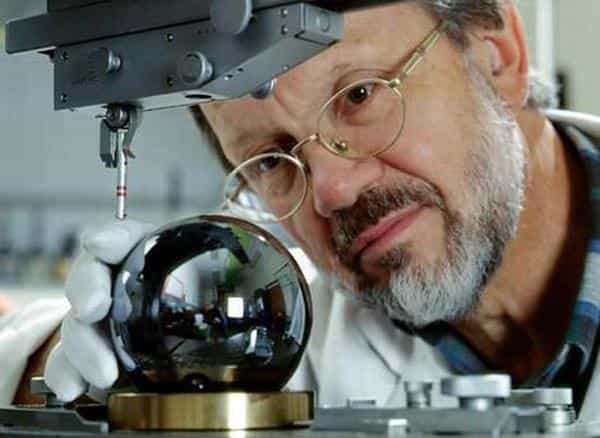 La sphère de silicium (93,75 millimètres de diamètre) présente des défauts de rugosité de l'ordre de 0,3 nm et des variations du rayon inférieures à 70 nm. © CSIRO