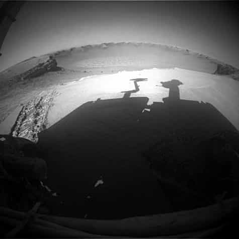 Vues depuis les caméras arrières, les traces (à gauche) laissées lors de la sortie d'Opportunity du cratère Victoria. Crédit Nasa/JPL