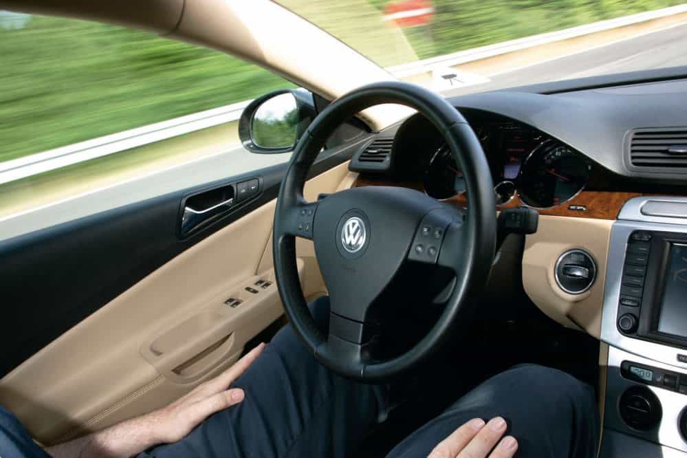 Sur autoroute, lâchez le volant... mais ne quittez tout de même pas la route des yeux... © Volkswagen