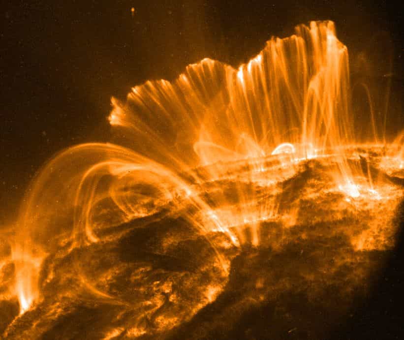 Une éruption solaire. Elle envoie dans l'espace d'immenses volutes de gaz ionisé qui, en passant à proximité de la Terre, protègent notre planète, durant quelques jours, du bombardement des rayons cosmiques. © Nasa