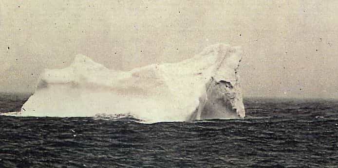 Cette photographie réalisée par Stephan Rehorek montre l'un des icebergs soupçonnés d'avoir heurté le RMS Titanic. © Stephan Rehorek, DP    
