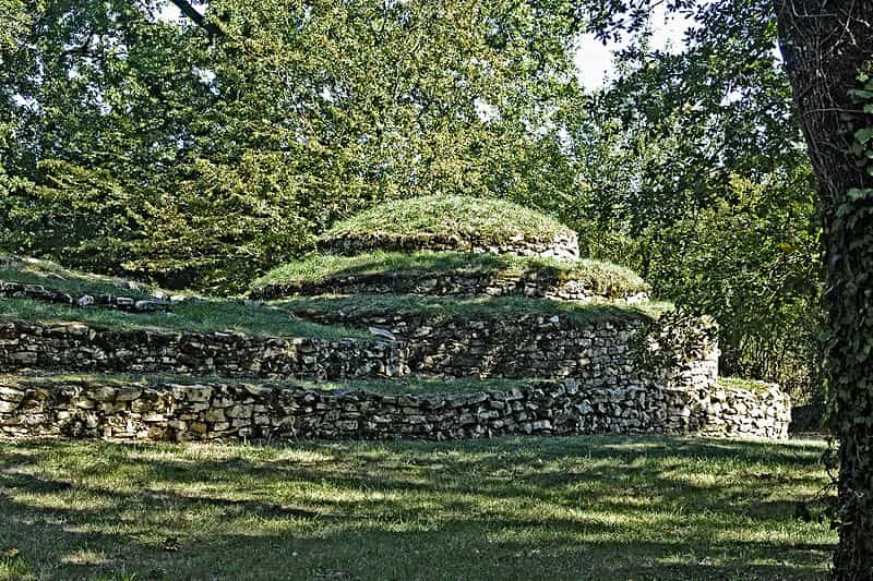 En France, les cinq tumuli de Bougon ont été construits entre 4.300 et 3.000 avant J.-C. © Joachim Jahnke, Wikimedia commons, cc by sa 3.0