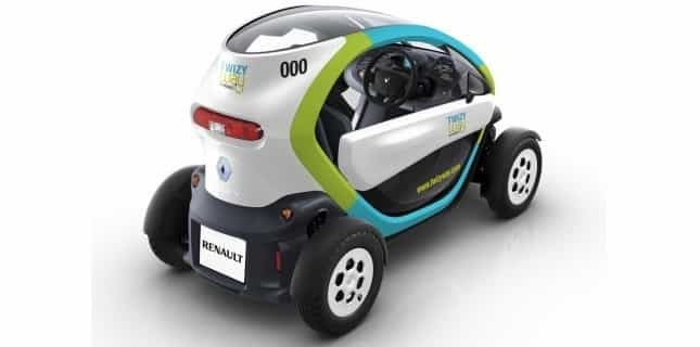 La voiture électrique, comme cette curieuse Twizy, convient bien aux déplacements urbains et au service de location de très courte durée. © Renault