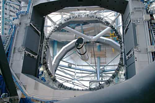 Le miroir primaire de 8,20 mètres d’un des quatre instruments du VLT (ici UT2). Crédit ESO