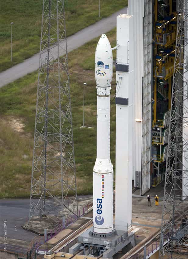 La fusée Vega sur son pas de tir particulier, le SLV, au Centre spatial guyanais, à Sinnamary. Le lanceur mesure 29,90 m de hauteur pour 3 m de diamètre et dispose de trois étages. Sa masse au décollage est, typiquement (car elle peut varier), de 137 tonnes. © Arianespace