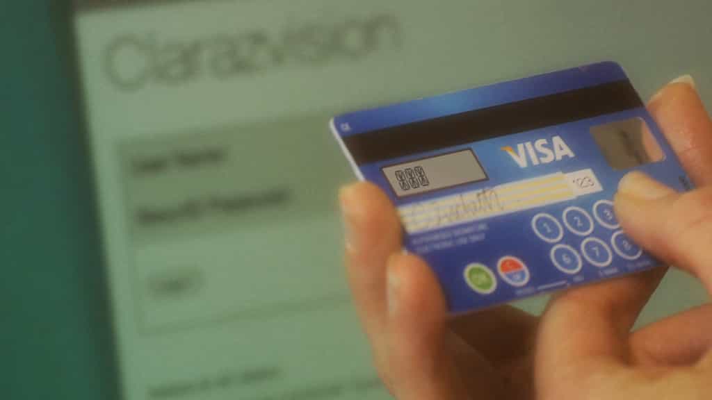 La carte de Mastercard ressemble techniquement au projet CodeSure Matrix Display  Card de son concurrent Visa. Présentées il y a un an, les cartes dotées de ce dispositif arrivent  actuellement en Europe. © Visa