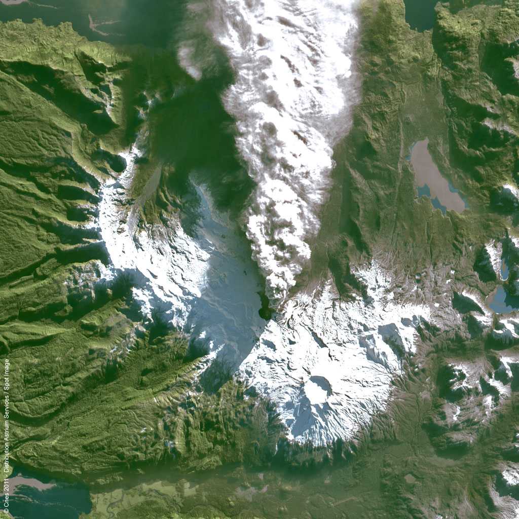 Le satellite Spot 4 a surpris la naissance d'un cratère, consécutif au réveil du volcan Puyehue. Cette image est rendue publique par GEO-Informations Services. © Cnes 2011 – Distribution Astrium Services/Spot Image