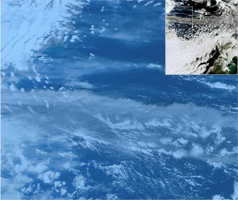 L'éruption de l'Eyjafjöll observée par le satellite Envisat. Le panache gris s'étale (horizontalement sur la photo) au-dessus de la couverture nuageuse. L'Islande est en haut à gauche. L'image complète est à retrouver sur le site du Cnes. © Cnes