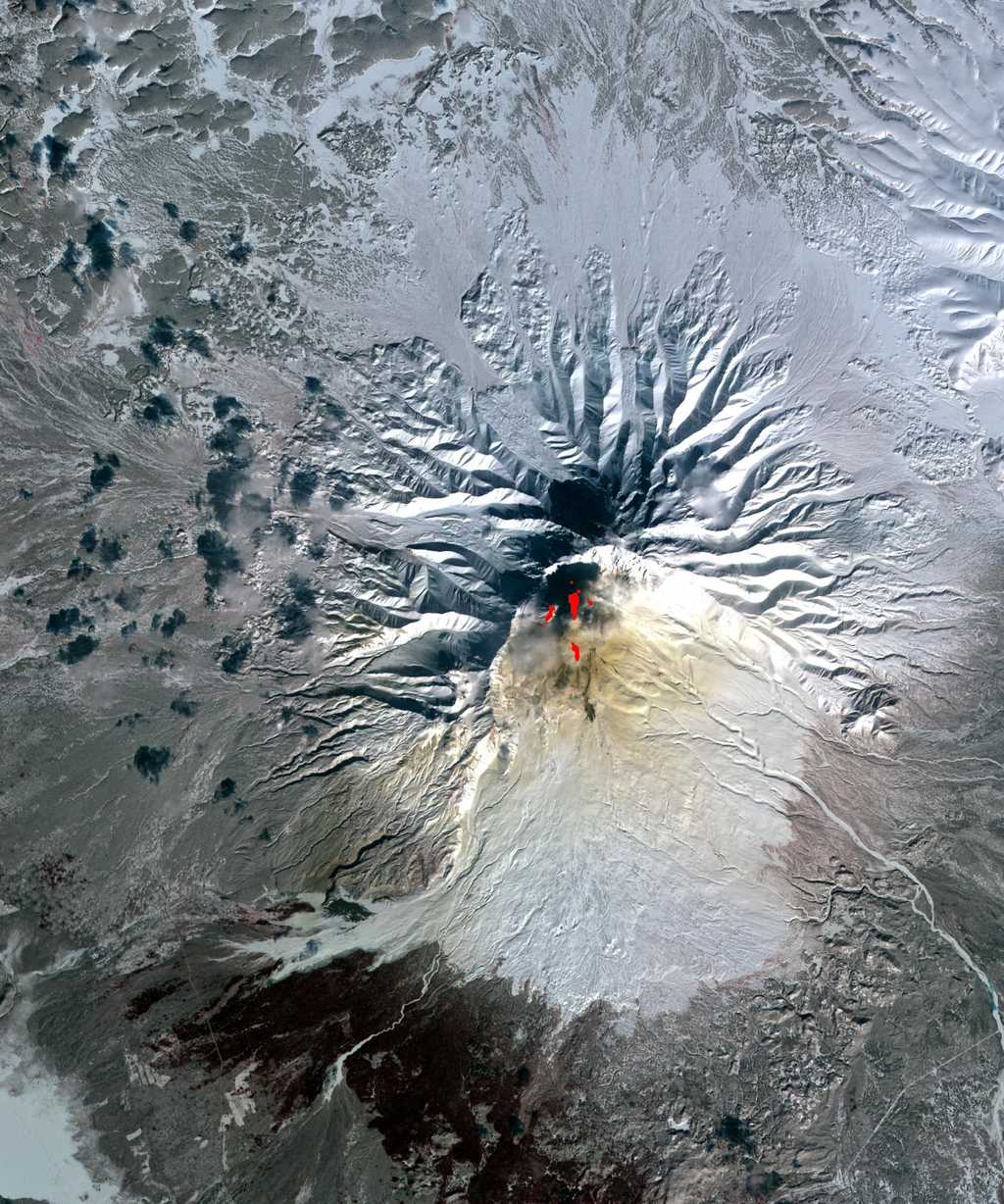 Le Chiveloutch (ou Cheveloutch), un autre volcan du Kamtchatka actuellement en éruption, ici vu sur une image composite réalisée à partir des mesures de l'instrument Aster, sur le satellite Terra. L'image date de 2010 et couvre 21,2 km par 17,7 km. Elle montre l'émission de vapeur et de cendres, ainsi que les zones du sol plus chaudes. © Nasa, GSFC, Meti, Japan Space Systems, U.S.-Japan Aster Science Team