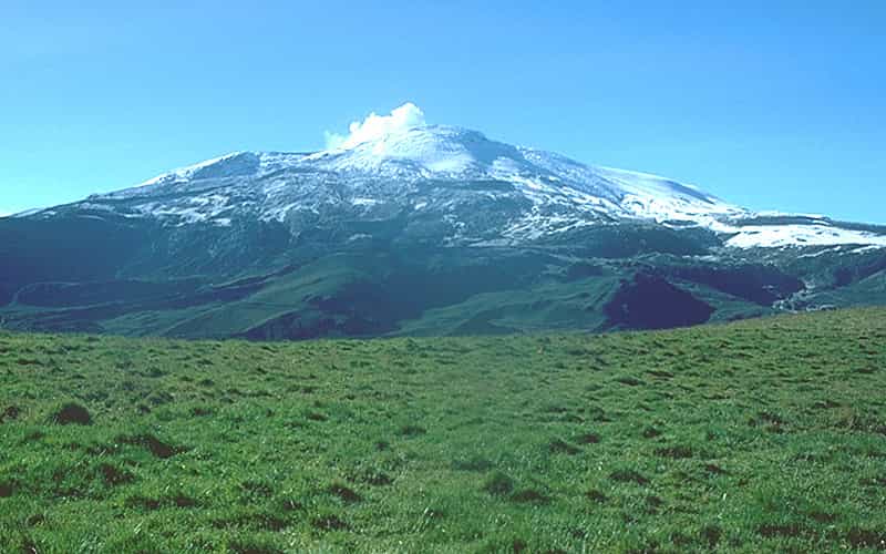 Le Nevado del Ruiz se trouve dans la cordillère Centrale, à environ 500 km au nord de l'équateur, en Colombie. Sa dernière grande éruption date du 11 septembre 1985 et son activité n'avait ensuite complètement cessé qu'en juillet 1991.&nbsp;© USGS (domaine public)