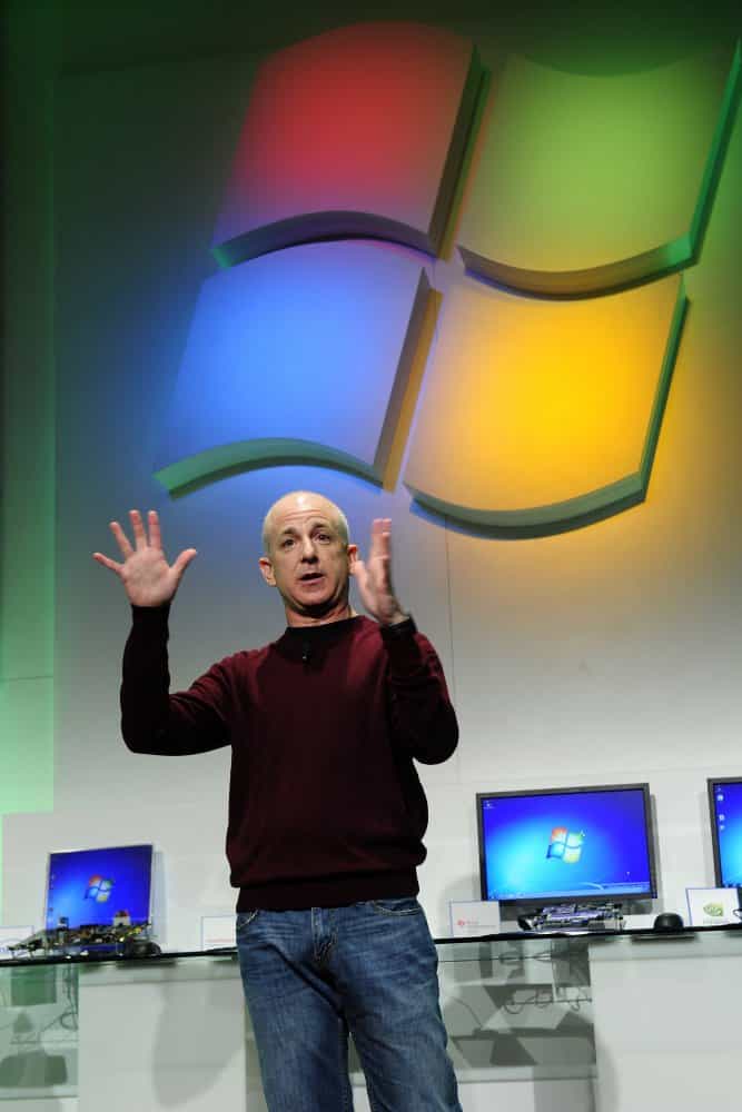 Steven Sinofsky expose les possibilités du futur Windows 8. © AFP Photo / Robyn Beck