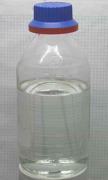 L’acide chlorhydrique se présente sous la forme d’une solution aqueuse incolore. © W. Oelen, Wikipedia, CC by-sa 3.0