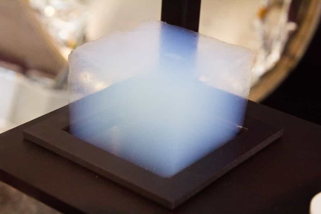 L’aérogel est un matériau nanostructuré qui ressemble à un nuage. © Jon Collier, Flickr, CC by-sa 2.0