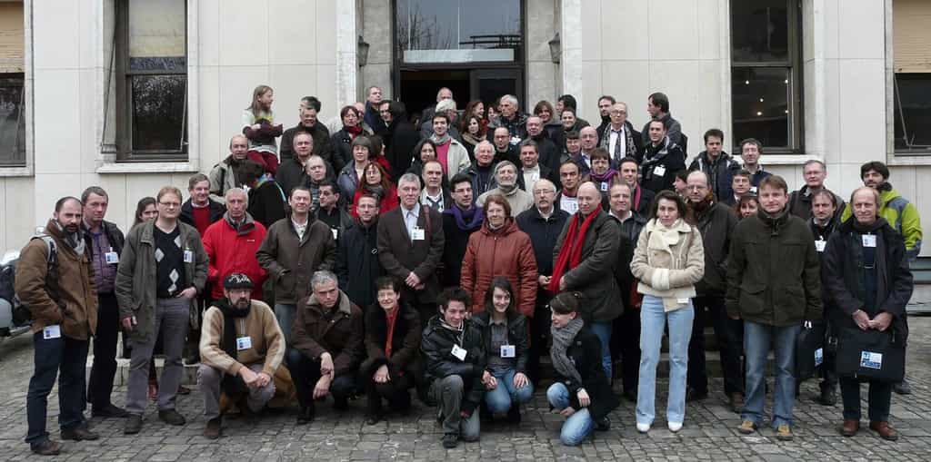 Photo de famille des porteurs de projets pour l'AMA 09 sur le parvis de l'Institut d'Astrophysique de Paris. © Jean-Baptiste Feldmann
