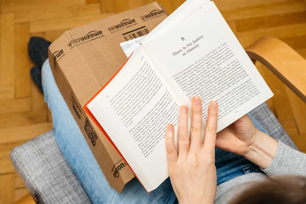 Depuis le 7 octobre 2023, les frais de port pour la livraison de ses livres déplaisent fortement au géant de l'e-commerce Amazon. © ifeelstock, Adobe Stock