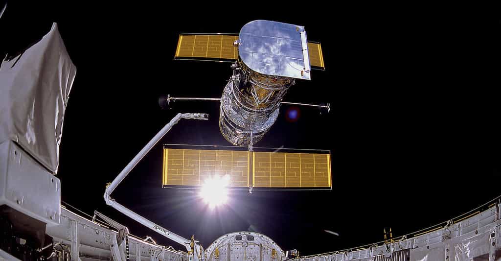 Le télescope spatial Hubble au moment de son déploiement en avril 1990. © Nasa Hubble Space Telescope